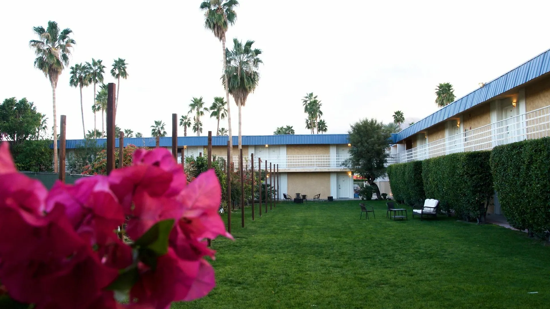 Delos Reyes Palm Springs 2*,